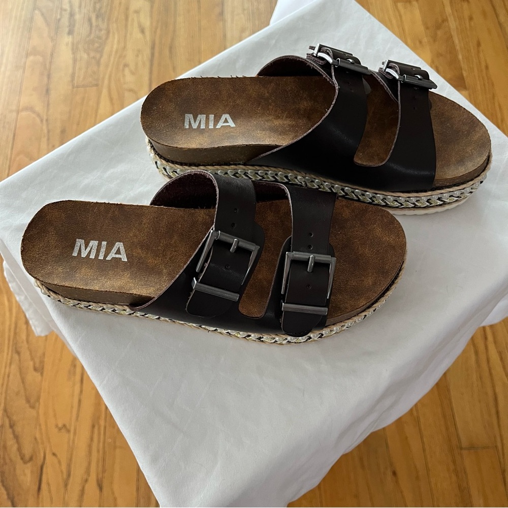 MIA Amore Women’s Topaz GG2389 Slip On Faux Leather Size 6M Sandals
